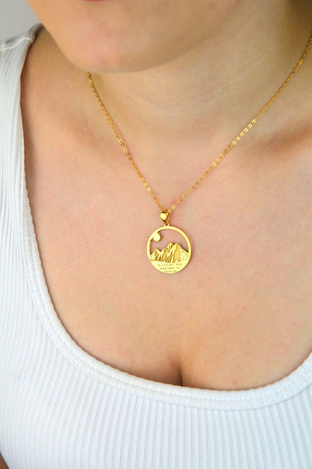 Pozłacany naszyjnik z górami ze srebra 925, idealny dla miłośników natury. Możliwość darmowego graweru. Produkt polski, zapakowany w firmowe pudełko – idealny na prezent.2.jpg